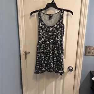 Hot Topic Gray and Black Graphic Tee